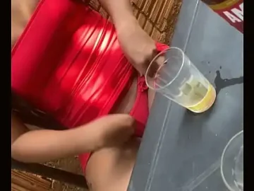 exibida no bar com um homem casado 1733437791