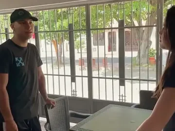 sorprendo a mi pequena hermanastra jugando con mi ropa interior y terminamos follando duro 1733438581