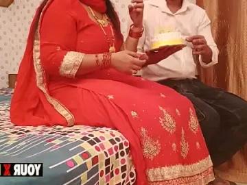 stepmom ki anniversary pe baap nahi tha bete ne manaayi suhaagraat cake kaat kar 1733438050